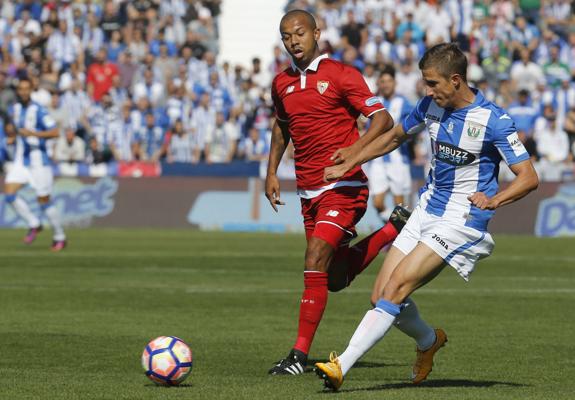 Alexander Szymanowski (d), hace un pase ante el defensa del Sevilla Mariano Ferreira, en Butarque.