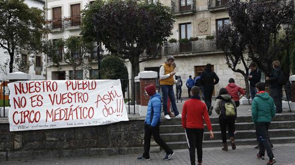 Amigos de los detenidos se manfiestan en Alsasua.