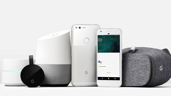 El Google Home junto a un móvil Pixel, dos de las últimas innovaciones de la empresa.