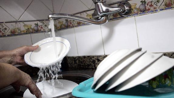 Para lavar los platos es recomendable usar guantes de fregar. 