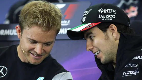 Sergio Pérez (d) habla con Rosberg. 