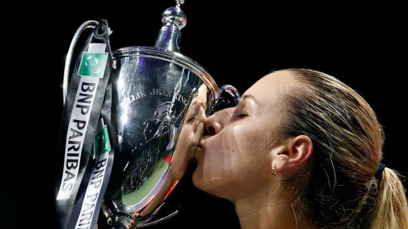 Cibulkova besa el trofeo. 