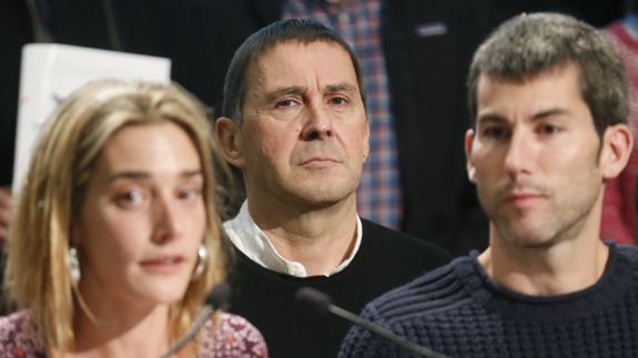 Otegi junto a varios de los candidatos de su lista