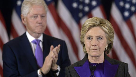 Hillary Clinton y su marido, Bill Clinton, al conocer los resultados electorales.