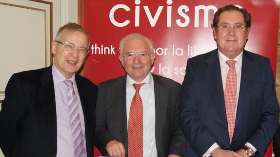 Julio Pomés (c), presidente del 'think tank' Civismo.