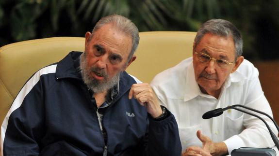Fidel Castro (i), junto a su hermano Raúl Castro (d).