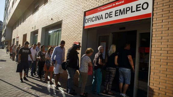 Colas ante una oficina de empleo del INEM.