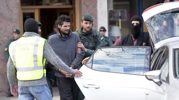 Los agentes detienen al presunto yihadista en Irún.