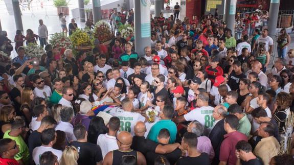 Familiares, amigos e hinchas asisten al funeral de Cléber Santana en Recife. 