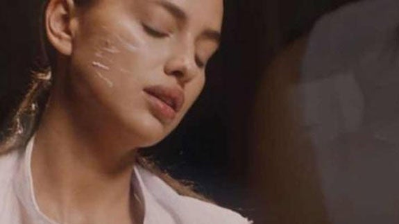 Irina Shayk recrea una escena de Ghost.