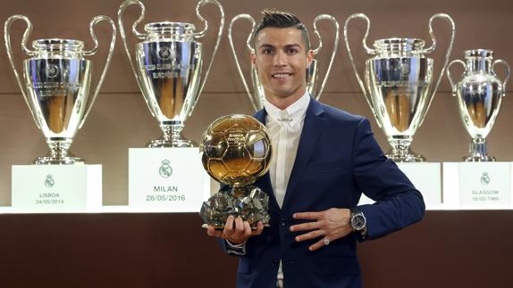 Cristiano Ronaldo posa con su cuarto Balón de Oro. 
