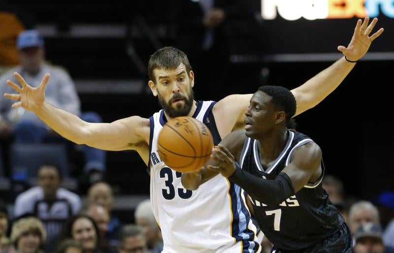 Marc Gasol defiende a Darren Collison. 