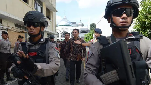 Agentes de la Policía indonesia.