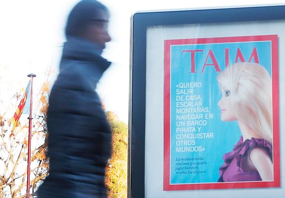 Barbie quiere escalar y madelman cocinar