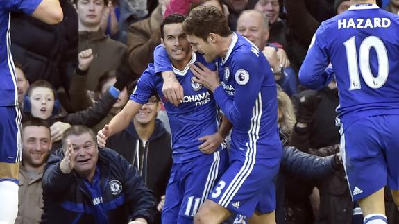 Pedro y Marcos Alonso celebran un gol. 