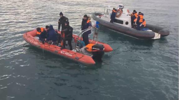 Equipos de rescate buscan restos del avión ruso.