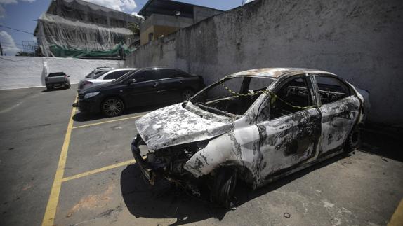 El vehículo del embajador griego en Brasil, calcinado en un depósito.