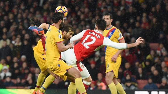 Giroud remata durante el partido ante el Crystal Palace. 