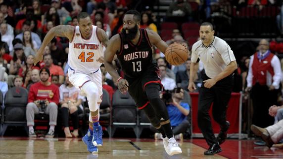 James Harden, en una acción del partido ante los Knicks. 