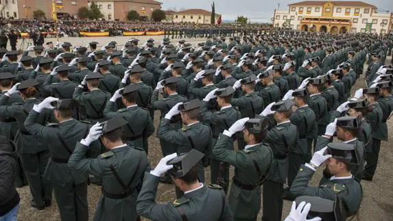 Un momento del acto de jura de bandera en la Academia de Guardias y Suboficiales de la Guardia Civil en Baeza (Jaén).
