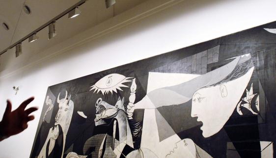 Visitantes contemplan el cuadro 'Guernica' de Pablo Ruiz Picasso en el Museo Reina Sofía.