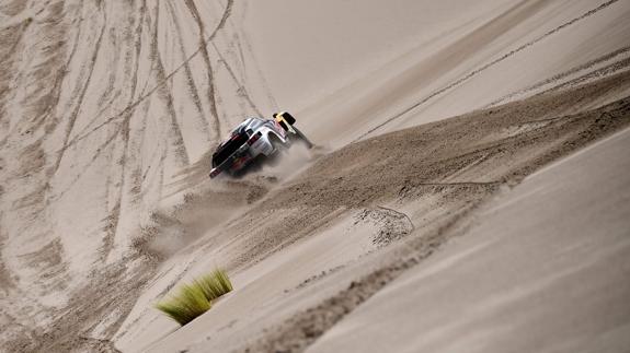 El Peugeot de Carlos Sainz, durante la cuarta etapa del Dakar.