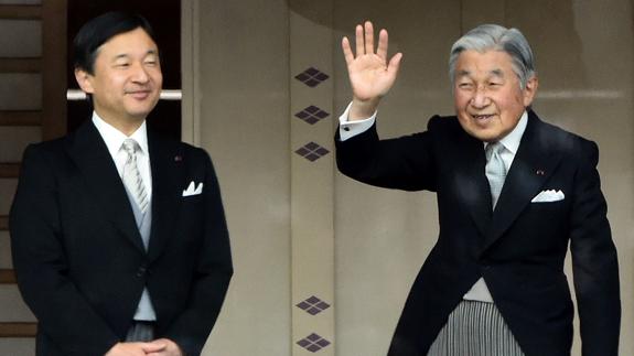 Akihito (d) saluda junto a su heredero, Naruhito. 