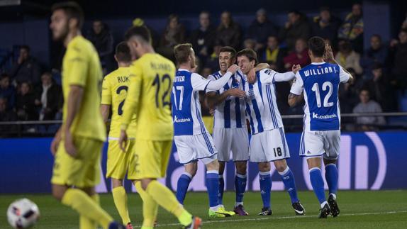 Los jugadores de la Real Sociedad celebran el tanto de Oyarzabal. 