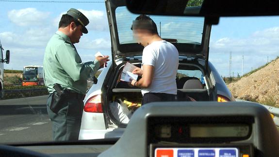 Un miembro de la Guardia Civil pone una multa. 