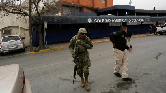 Varios policías cerca del colegio.