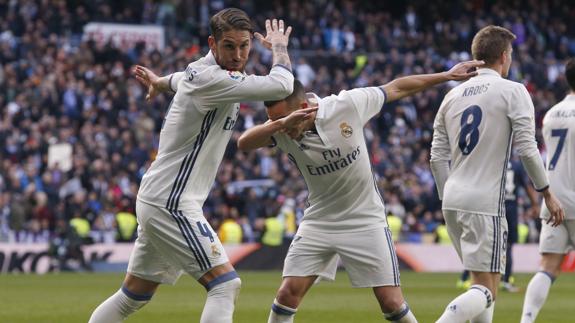 Ramos y Lucas celebran el segundo gol del camero. 