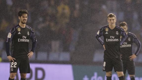 Los jugadores del Madrid tras el gol en propia puerta. 