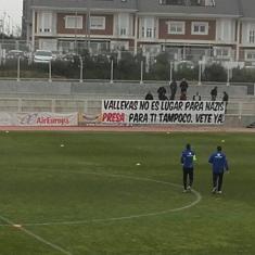 Algunos aficionados del Rayo contrarios a Roman Zozulya. 