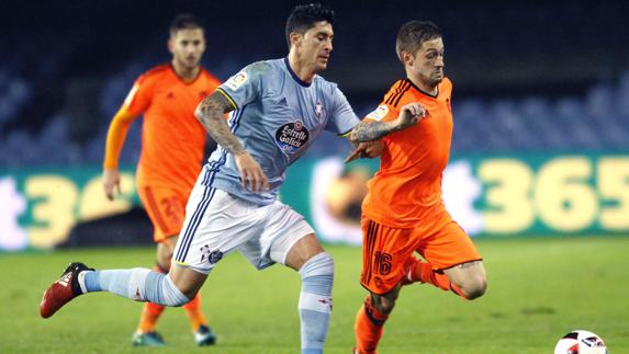 Nemanja Radoja, centrocampista serbio del Celta, ante el Valencia. 