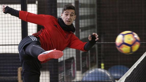 Sergio León golpea la pelota. 