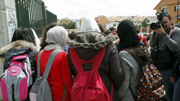 Unas estudiantes acuden a clase con 'hijab'. 