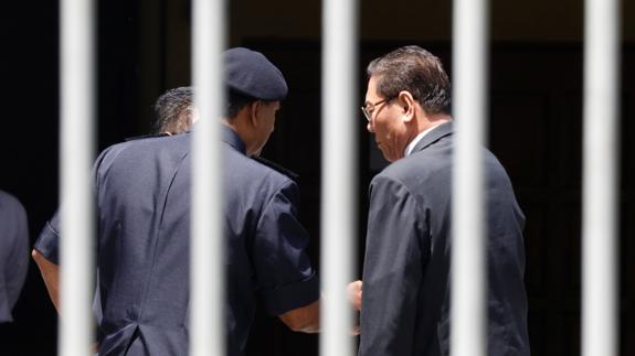 Un oficial norcoreano llega a la morgue del hospital de Kuala Lumpur donde se está llevando a cabo la autopsia de Kim Jong-nam. 