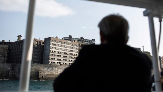 Un hombre observa Gunkanjima. 