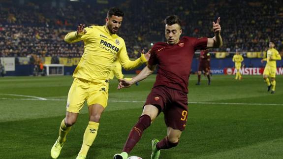 Musacchio y El Shaarawy pugnan un balón. 