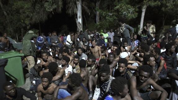 Unos 500 inmigrantes acceden a Ceuta en un asalto masivo a la valla