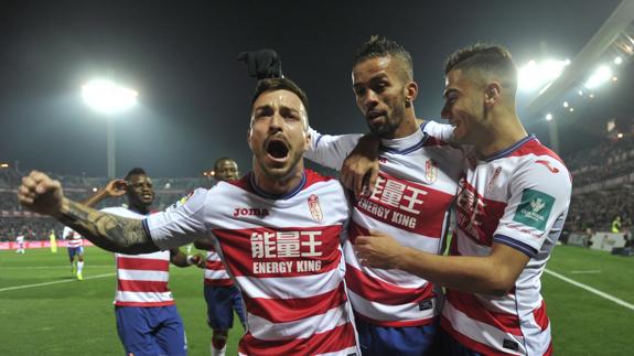 Los jugadores del Granada celebran uno de los goles. 