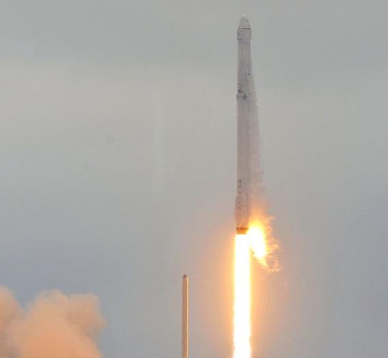 El Falcon 9 de SpaceX envía su carga a la EEI y completa un histórico ...