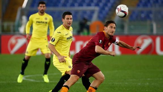 Francesco Totti cabecea un balón.