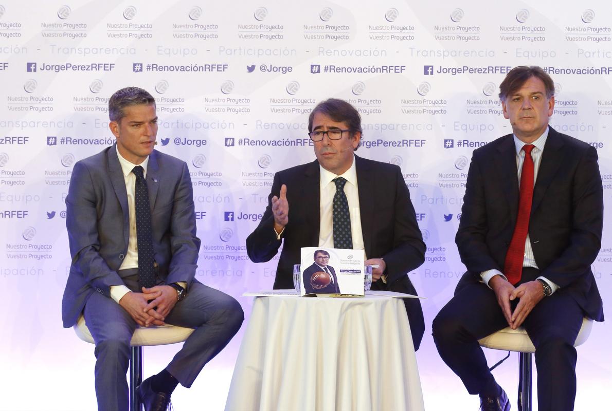 Jorge Pérez Arias (c), acompañado por Luis Gil (i) y Santiago Nebot, durante la presentación de su candidatura