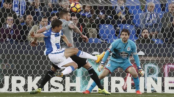 Szymanowski remata en escorzo para marcar el 1-0. 