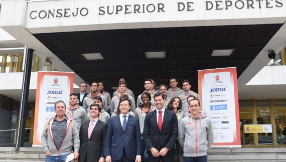 Parte del equipo español, a las puertas del CSD junto a José Ramón Lete (3i). 