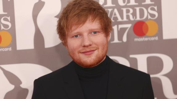 Ed Sheeran posa ante los medios. 