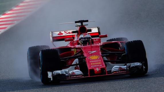 El Ferrari de Kimi Räikkönen rueda sobre el asfalto. 