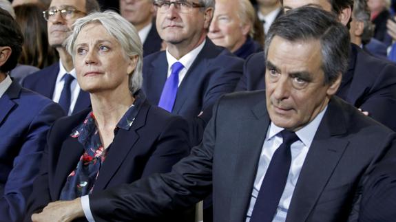 Penélope Fillon (i), junto a su marido.