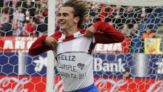 El atlético Antoine Griezmann celebra un gol al Valencia con una dedicatoria en la camiseta a su pareja. 